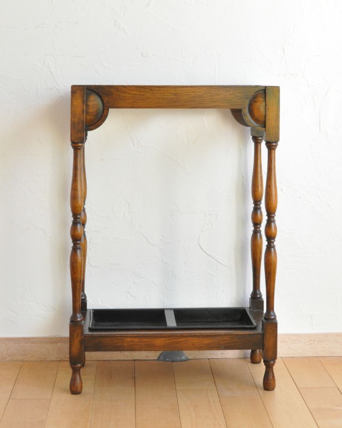 アンティークの玄関収納　アンティーク家具　小さなアンティークの英国家具、木製のステッキスタンド。アンティークは新品ではないので、もちろん経年変化によるキズはありますが、専門の職人が目立たないようキレイにお直しをしているので、後姿までキレイです。(q-836-f)