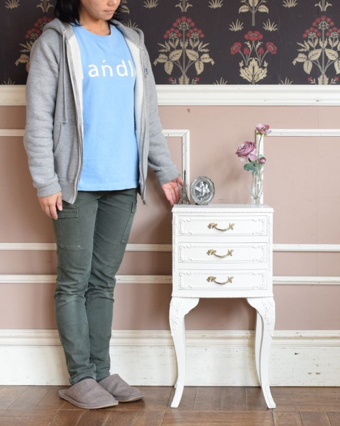 アンティークのチェスト　アンティーク家具　フランスのアンティーク家具、美しい白いベッドサイドチェスト（３段）。とっても可愛いサイドチェスト。(q-837-f)