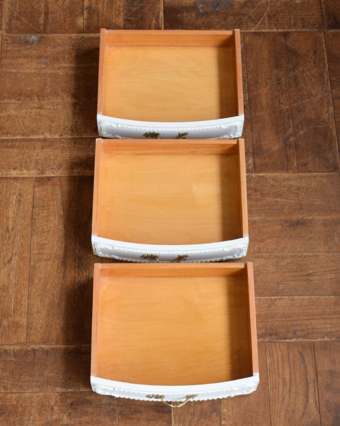 アンティークのチェスト　アンティーク家具　フランスのアンティーク家具、美しい白いベッドサイドチェスト（３段）。引き出しが３杯あります。(q-837-f)