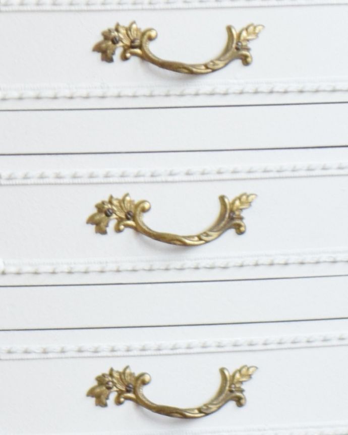 アンティークのチェスト　アンティーク家具　フランスのアンティーク家具、美しい白いベッドサイドチェスト（３段）。引き出しの取っ手は蔦のような凝ったデザイン。(q-837-f)