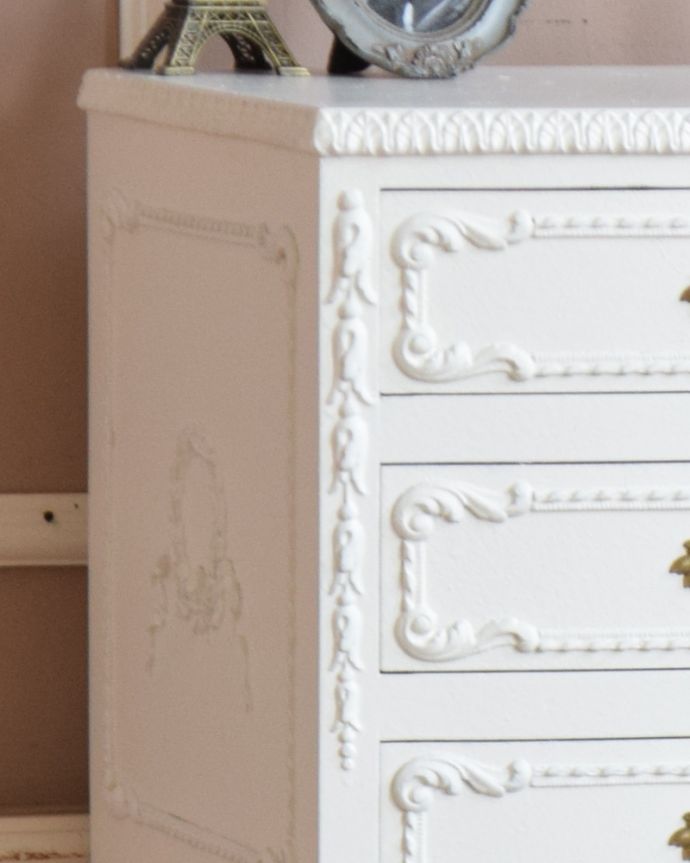 アンティークのチェスト　アンティーク家具　フランスのアンティーク家具、美しい白いベッドサイドチェスト（３段）。丁寧な彫りの仕上がりにうっとりしてしまいます。(q-837-f)