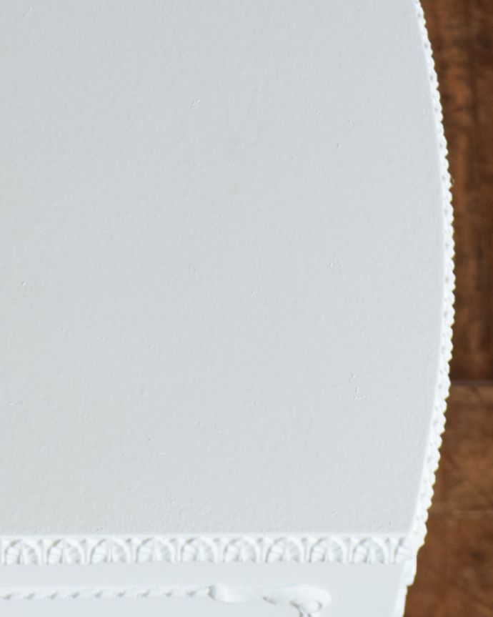 アンティークのチェスト　アンティーク家具　フランスのアンティーク家具、美しい白いベッドサイドチェスト（３段）。角に丸みがあるので小さなお子様がいるお家でも安心です。(q-837-f)