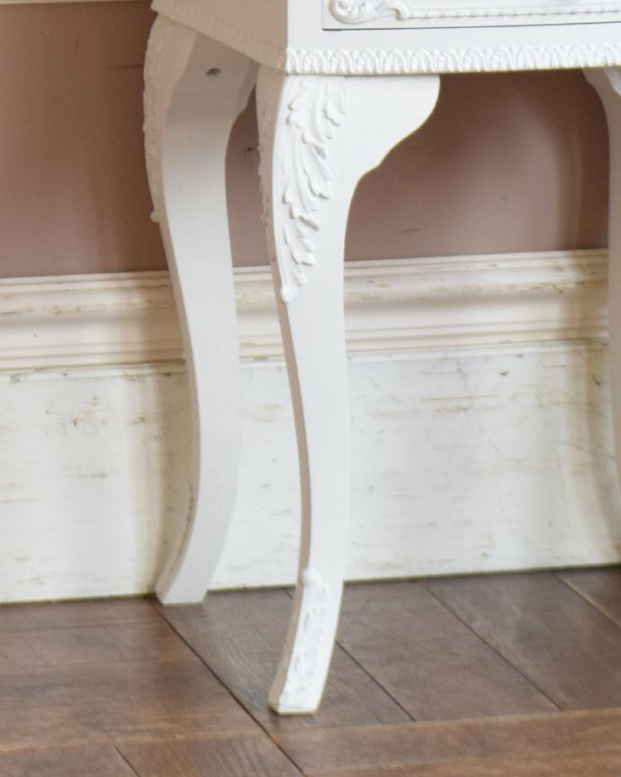 アンティークのチェスト　アンティーク家具　フランスのアンティーク家具、美しい白いベッドサイドチェスト（３段）。華奢で女性らしい猫脚が外国風の雰囲気を作ってくれます。(q-837-f)