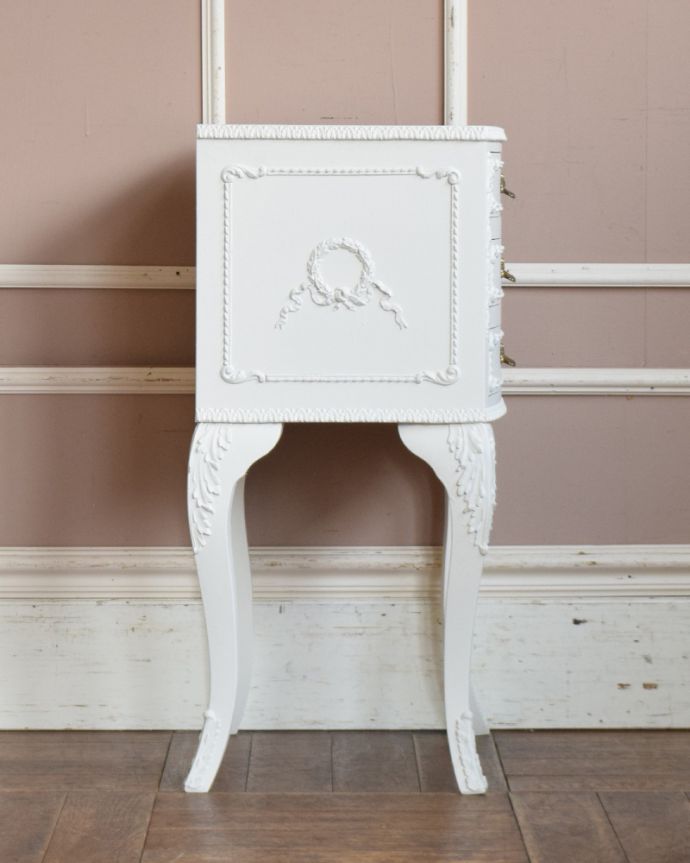 アンティークのチェスト　アンティーク家具　フランスのアンティーク家具、美しい白いベッドサイドチェスト（３段）。サイドから見ても美しいデザイン。(q-837-f)