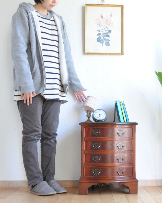 アンティークのチェスト アンティーク家具 高級なマホガニー材を使ったアンティーク英国家具、ベッドサイドチェスト(4段)。高級感があって女性らしい優しいシルエット。(q-838-f)