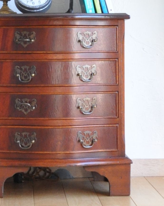 アンティークのチェスト アンティーク家具 高級なマホガニー材を使ったアンティーク英国家具、ベッドサイドチェスト(4段)。品のある色合いと木目です。(q-838-f)