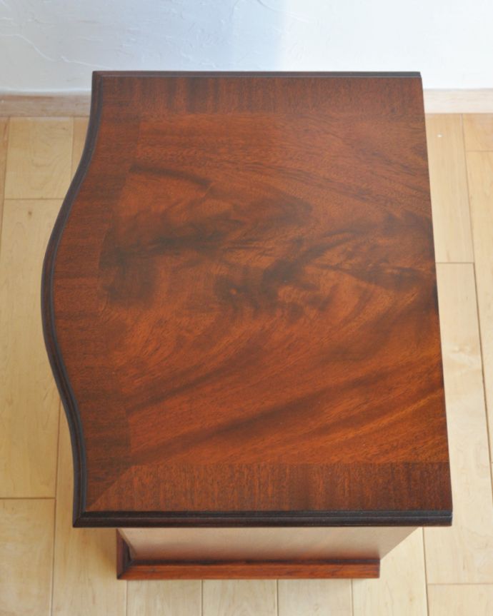 アンティークのチェスト アンティーク家具 高級なマホガニー材を使ったアンティーク英国家具、ベッドサイドチェスト(4段)。天板も木目がキレイです。(q-838-f)