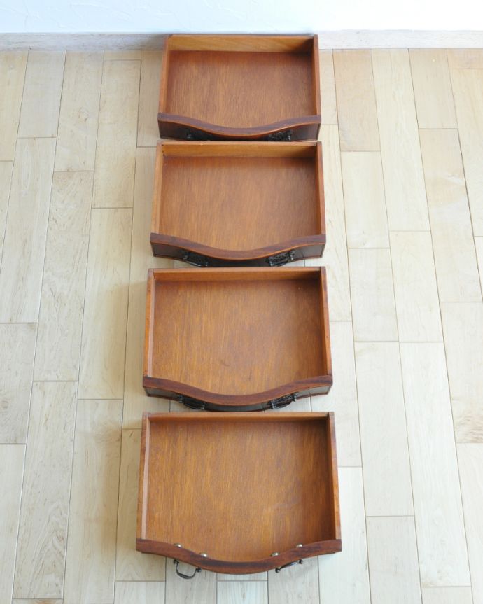 アンティークのチェスト アンティーク家具 高級なマホガニー材を使ったアンティーク英国家具、ベッドサイドチェスト(4段)。引き出しは4杯。(q-838-f)