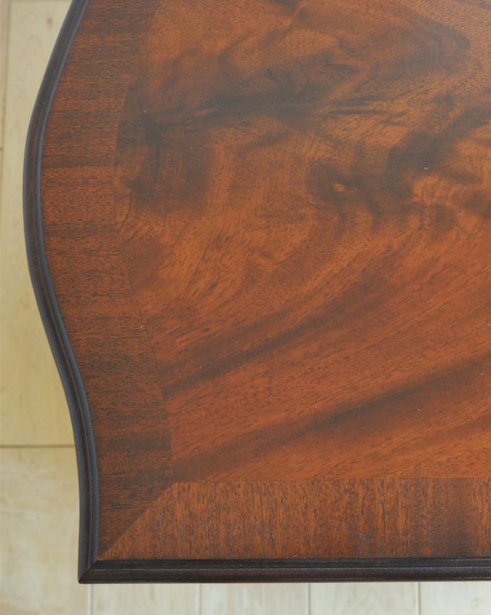 アンティークのチェスト アンティーク家具 高級なマホガニー材を使ったアンティーク英国家具、ベッドサイドチェスト(4段)。さり気なく入った装飾。(q-838-f)