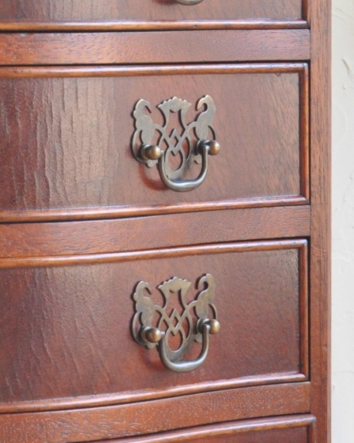 アンティークのチェスト アンティーク家具 高級なマホガニー材を使ったアンティーク英国家具、ベッドサイドチェスト(4段)。ハンドル形のオシャレな取っ手です。(q-838-f)