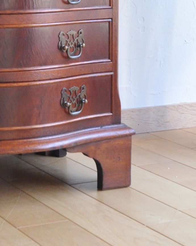 アンティークのチェスト アンティーク家具 高級なマホガニー材を使ったアンティーク英国家具、ベッドサイドチェスト(4段)。しっかりチェストを支えます。(q-838-f)