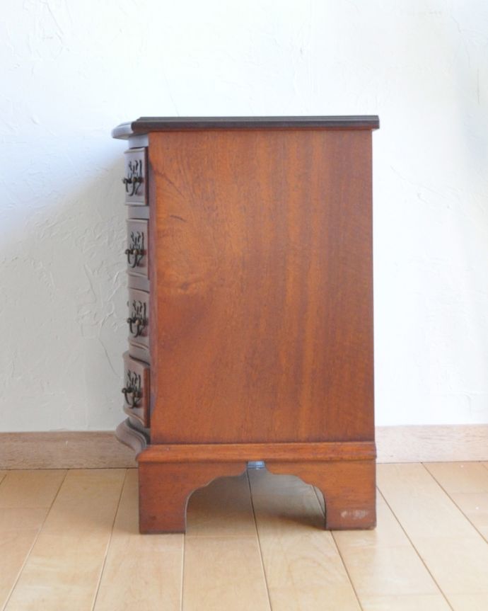 アンティークのチェスト アンティーク家具 高級なマホガニー材を使ったアンティーク英国家具、ベッドサイドチェスト(4段)。サイドから見ても絵になります。(q-838-f)