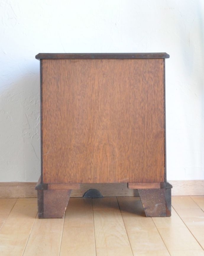 アンティークのチェスト アンティーク家具 高級なマホガニー材を使ったアンティーク英国家具、ベッドサイドチェスト(4段)。アンティークは新品ではないので、もちろん経年変化によるキズはありますが、専門の職人が目立たないようキレイにお直しをしているので、後姿までキレイです。(q-838-f)