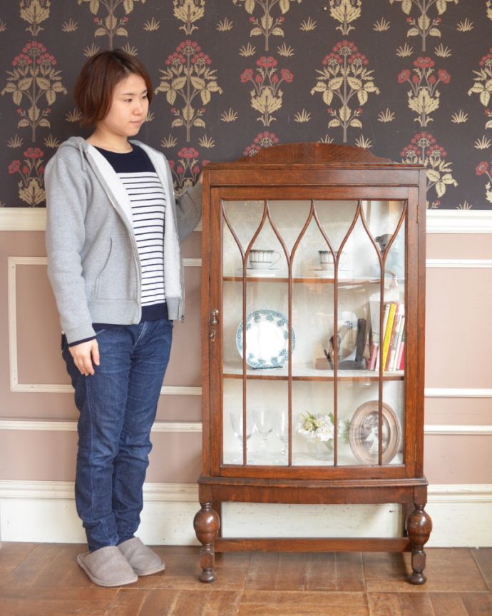 アンティークのキャビネット　アンティーク家具　英国スタイルのアンティーク家具、カッコイイ風格があるガラスキャビネット。並べる時間も至福のときになります。(q-841-f)