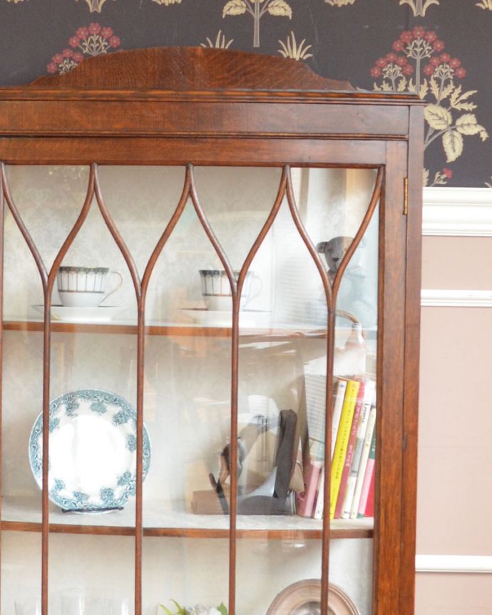 アンティークのキャビネット　アンティーク家具　英国スタイルのアンティーク家具、カッコイイ風格があるガラスキャビネット。扉はきちんとお直しをしているのでスムーズに開け閉めができ、出し入れもしやすく使いやすいです。(q-841-f)