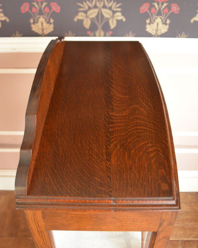 アンティークのキャビネット　アンティーク家具　英国スタイルのアンティーク家具、カッコイイ風格があるガラスキャビネット。天板もピカピカにお直ししました。(q-841-f)