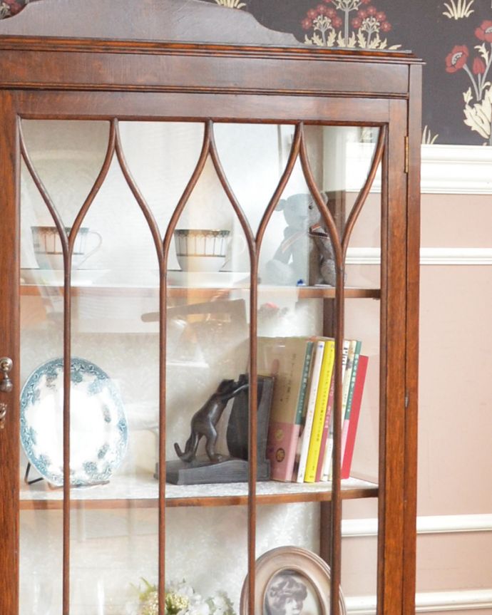 アンティークのキャビネット　アンティーク家具　英国スタイルのアンティーク家具、カッコイイ風格があるガラスキャビネット。木の装飾が上品なアクセントになっています。(q-841-f)