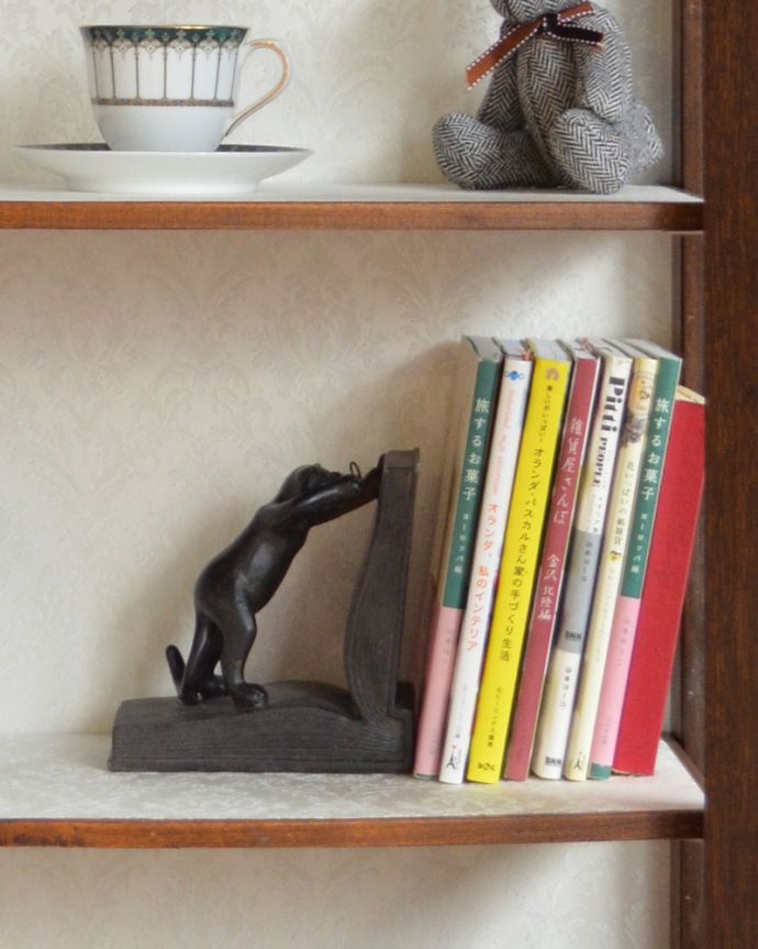 アンティークのキャビネット　アンティーク家具　英国スタイルのアンティーク家具、カッコイイ風格があるガラスキャビネット。漫画や文庫本などの収納もできます。(q-841-f)