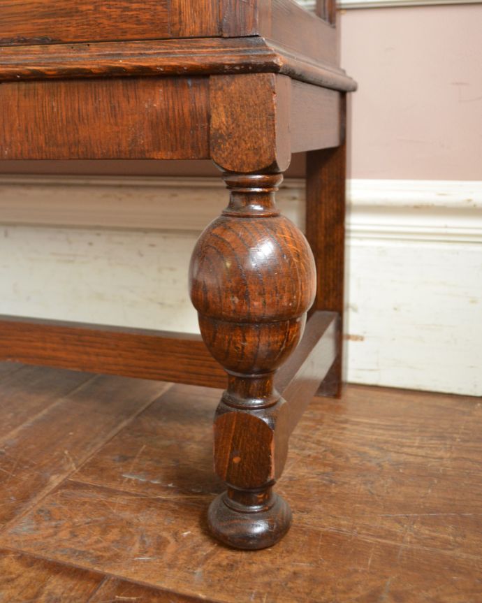 アンティークのキャビネット　アンティーク家具　英国スタイルのアンティーク家具、カッコイイ風格があるガラスキャビネット。きちんと支えます。(q-841-f)