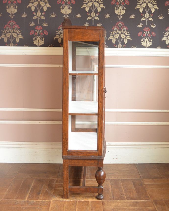 アンティークのキャビネット　アンティーク家具　英国スタイルのアンティーク家具、カッコイイ風格があるガラスキャビネット。サイドもガラスなので、どこから見ても美しいです！。(q-841-f)