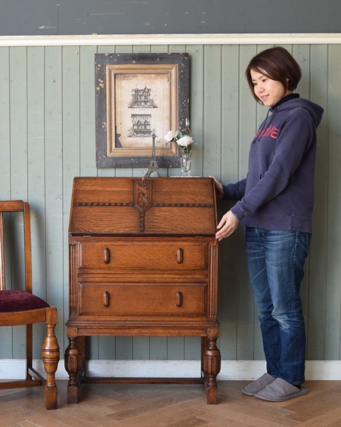 ビューロー アンティーク家具 重厚感あるデザインがかっこいい、英国アンティークのライティングビューロー。英国らしい重厚感あるアンティークビューローです。(q-843-f)