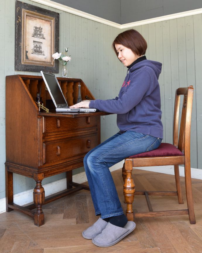 ビューロー アンティーク家具 重厚感あるデザインがかっこいい、英国アンティークのライティングビューロー。落ち着いた雰囲気のビューロー。(q-843-f)