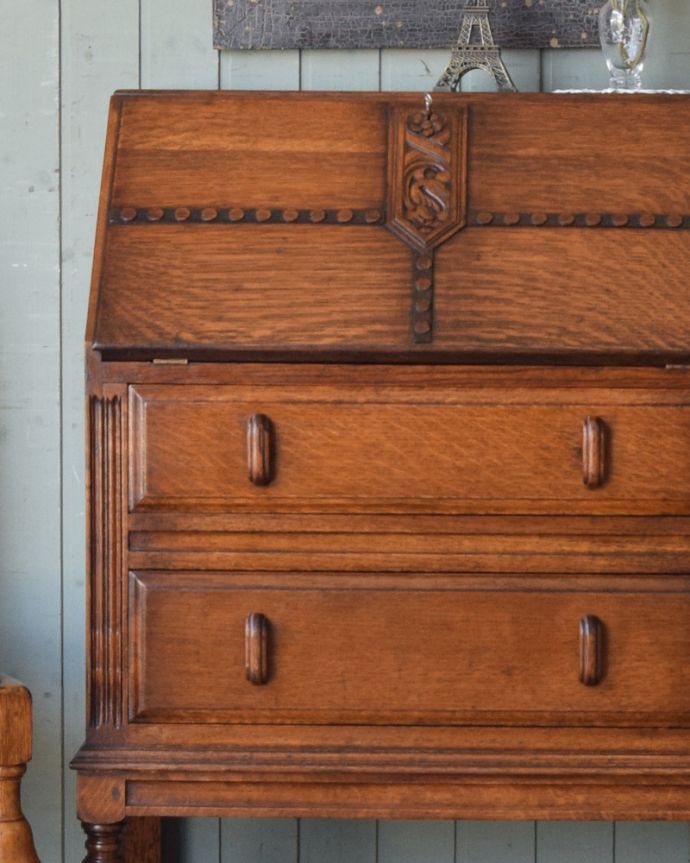 ビューロー アンティーク家具 重厚感あるデザインがかっこいい、英国アンティークのライティングビューロー。外国製のビューローは装飾があちこちにあるので、絵になるアイテム。(q-843-f)