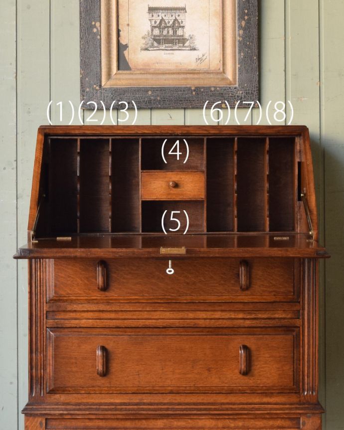 ビューロー アンティーク家具 重厚感あるデザインがかっこいい、英国アンティークのライティングビューロー。この通り天板は広々しているので、パソコンデスクとしても活躍してくれます。(q-843-f)