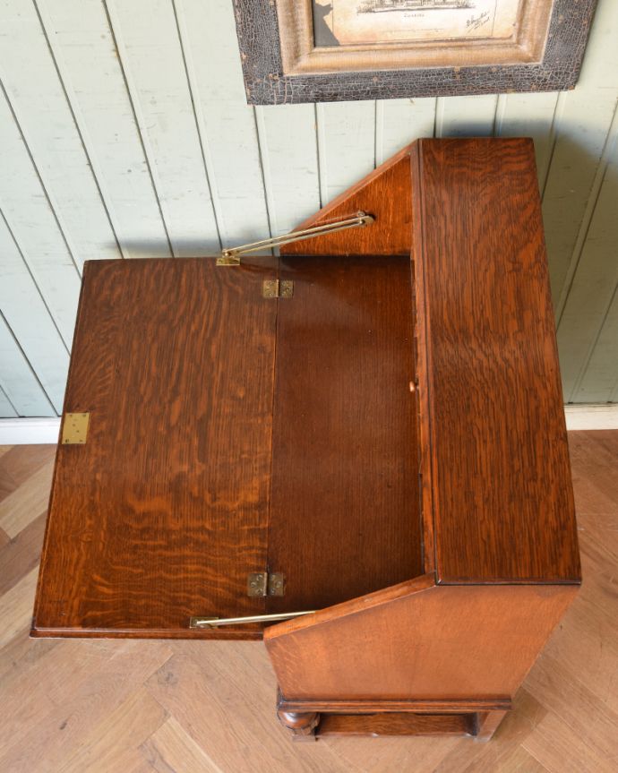 ビューロー アンティーク家具 重厚感あるデザインがかっこいい、英国アンティークのライティングビューロー。天板もピカピカにお直ししました。(q-843-f)