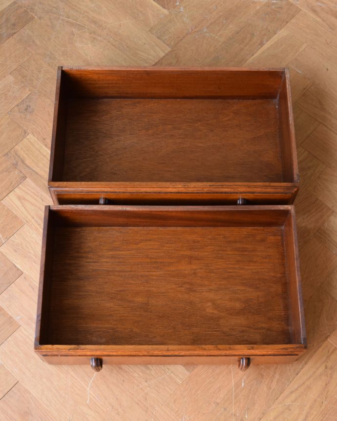 ビューロー アンティーク家具 重厚感あるデザインがかっこいい、英国アンティークのライティングビューロー。広々とした引き出しがあります。(q-843-f)