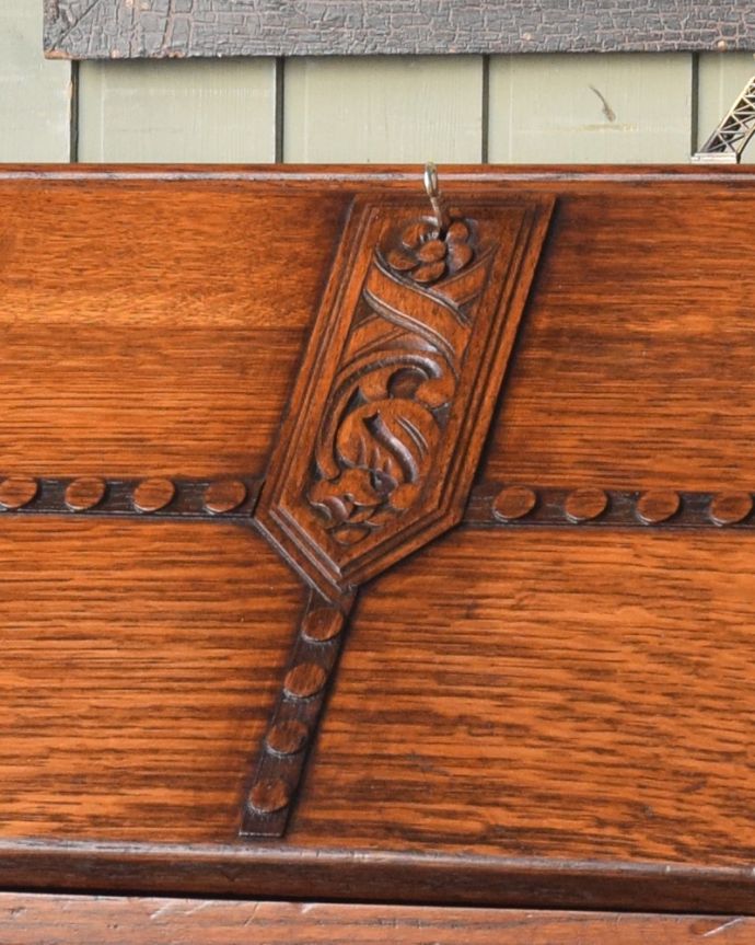 ビューロー アンティーク家具 重厚感あるデザインがかっこいい、英国アンティークのライティングビューロー。英国家具らしい重厚感のある彫りが施されています。(q-843-f)