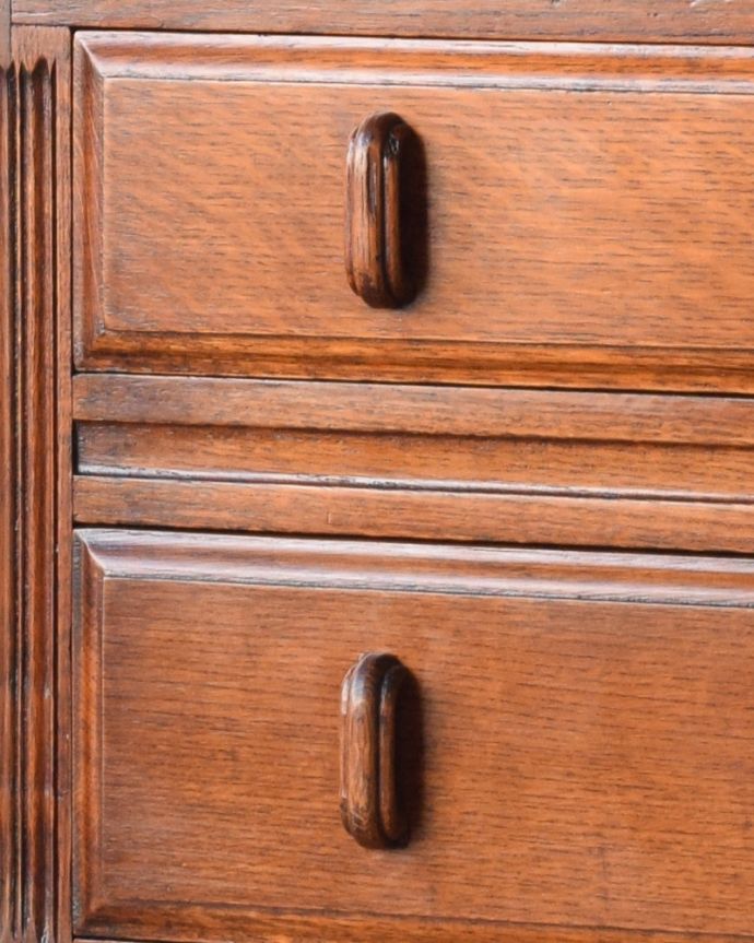 ビューロー アンティーク家具 重厚感あるデザインがかっこいい、英国アンティークのライティングビューロー。引き出しの取っ手です。(q-843-f)