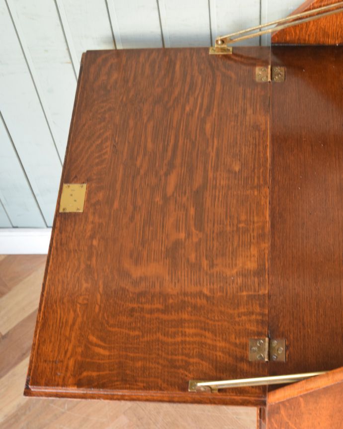 ビューロー アンティーク家具 重厚感あるデザインがかっこいい、英国アンティークのライティングビューロー。ノートパソコンも広げられるゆったりサイズのデスクです。(q-843-f)