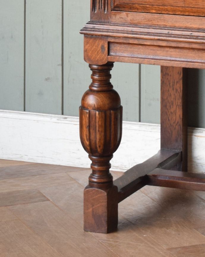 ビューロー アンティーク家具 重厚感あるデザインがかっこいい、英国アンティークのライティングビューロー。安定感のある脚がしっかり支えます。(q-843-f)