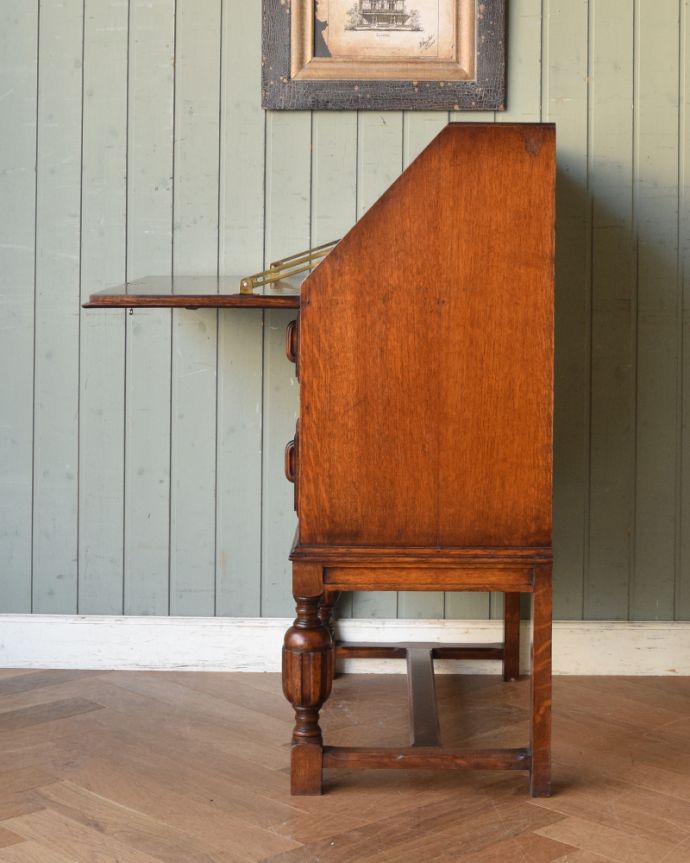 ビューロー アンティーク家具 重厚感あるデザインがかっこいい、英国アンティークのライティングビューロー。ビューローを閉じると、スッキリとしたキャビネットに。(q-843-f)