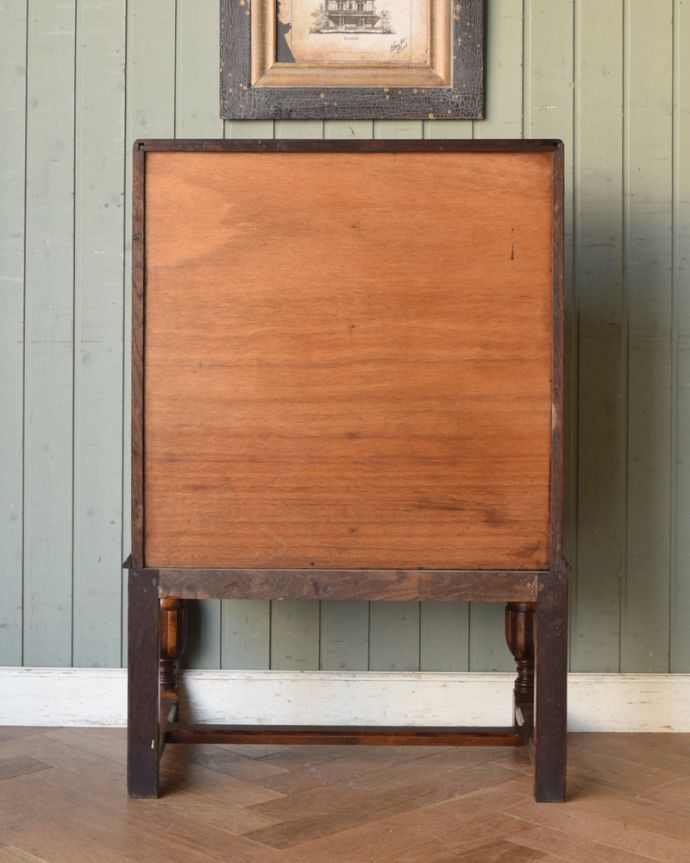 ビューロー アンティーク家具 重厚感あるデザインがかっこいい、英国アンティークのライティングビューロー。アンティークは新品ではないので、もちろん経年変化によるキズはありますが、専門の職人が目立たないようキレイにお直しをしているので、後姿までキレイです。(q-843-f)