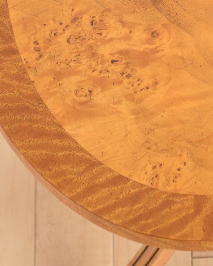 ロイドテーブル　アンティーク家具　ウォルナット材のワインテーブル、エレガントなアンティーク家具。木目もかっこよく出ています。(q-844-f)