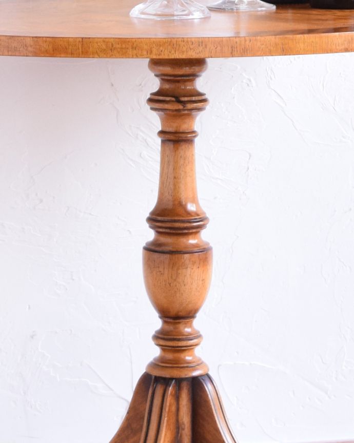 ロイドテーブル　アンティーク家具　ウォルナット材のワインテーブル、エレガントなアンティーク家具。１つ１つキレイな装飾には、思わずうっとりしてしまいます。(q-844-f)