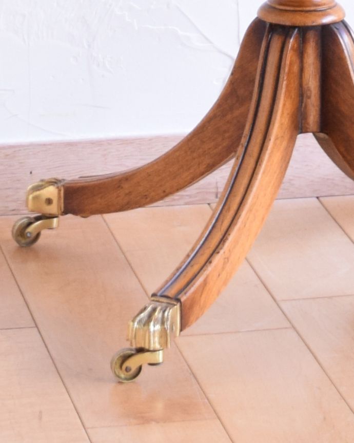 ロイドテーブル　アンティーク家具　ウォルナット材のワインテーブル、エレガントなアンティーク家具。きちんと調整したので、新しいものと比べるとスムーズではありませんが、ちゃんと動きます。(q-844-f)