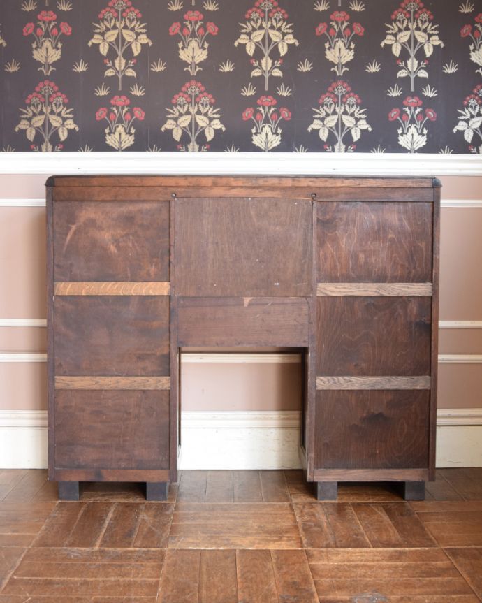 ビューロー アンティーク家具 英国ならではのアンティーク家具、サイドバイサイド(本棚&デスク)。アンティークは新品ではないので、もちろん経年変化によるキズはありますが、専門の職人が目立たないようキレイにお直しをしているので、後姿までキレイです。(q-845-f)