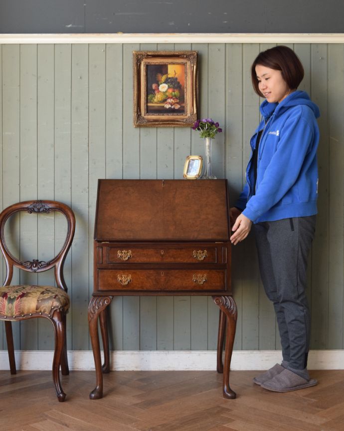 ビューロー　アンティーク家具　英国のアンティーク家具、ウォルナット材の美しいビューロー（デスク）。英国らしい重厚感あるアンティークビューローです。(q-846-f)