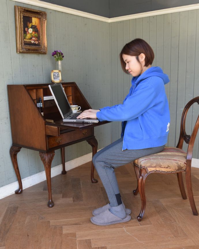 ビューロー　アンティーク家具　英国のアンティーク家具、ウォルナット材の美しいビューロー（デスク）。落ち着いた雰囲気のビューロー。(q-846-f)