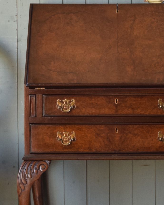 ビューロー　アンティーク家具　英国のアンティーク家具、ウォルナット材の美しいビューロー（デスク）。外国製のビューローはとっても美しい木目で絵になるアイテム。(q-846-f)