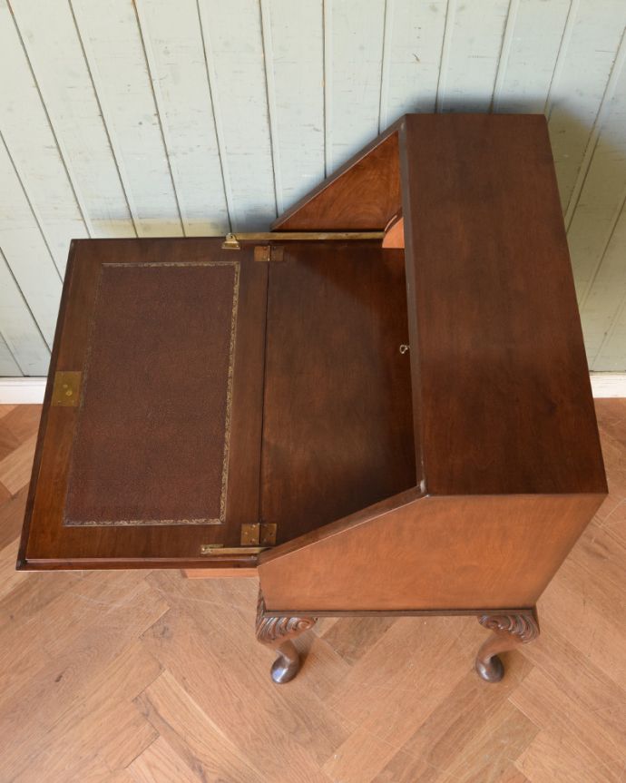 ビューロー　アンティーク家具　英国のアンティーク家具、ウォルナット材の美しいビューロー（デスク）。天板もピカピカにお直ししました。(q-846-f)