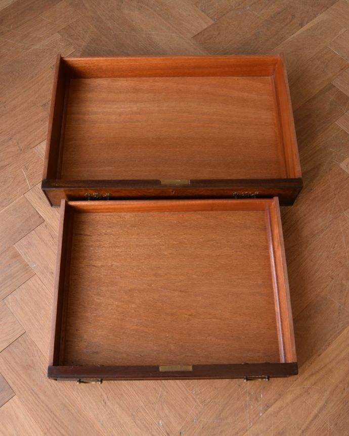 ビューロー　アンティーク家具　英国のアンティーク家具、ウォルナット材の美しいビューロー（デスク）。広々とした引き出しがあります。(q-846-f)