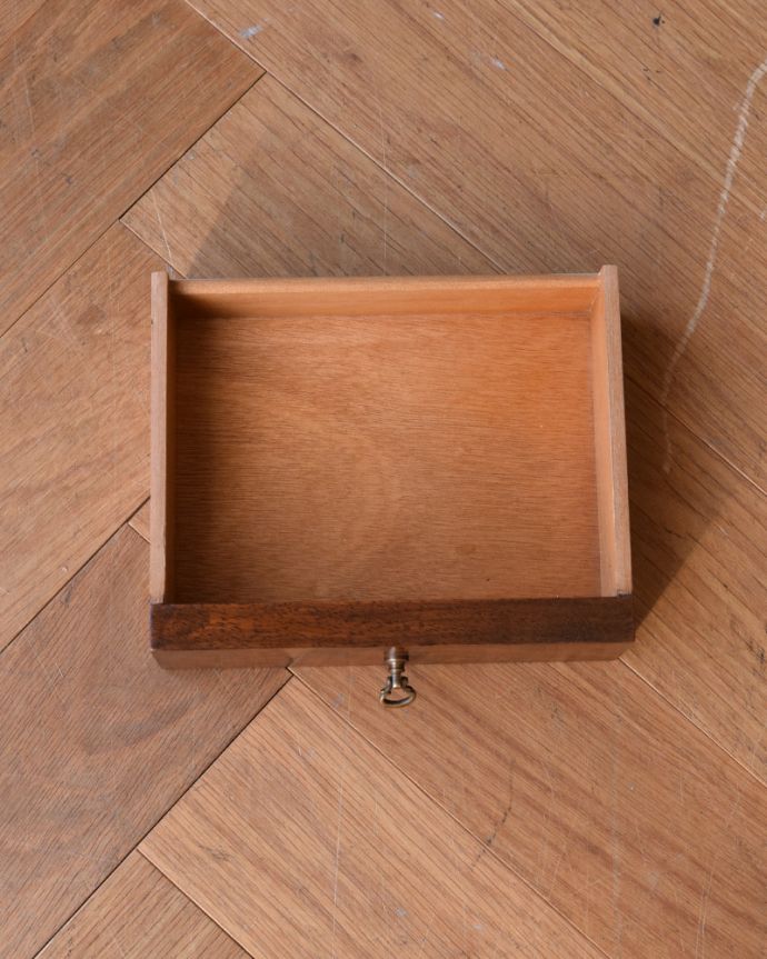 ビューロー　アンティーク家具　英国のアンティーク家具、ウォルナット材の美しいビューロー（デスク）。ビューローの中央に小さな引き出しが１杯付いています。(q-846-f)