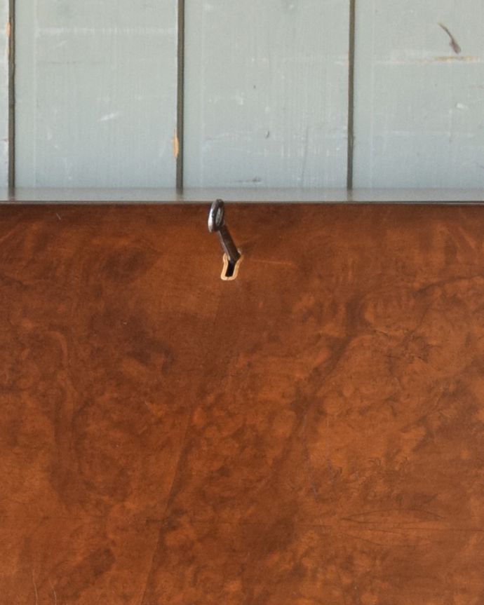 ビューロー　アンティーク家具　英国のアンティーク家具、ウォルナット材の美しいビューロー（デスク）。ビューローの取っ手は鍵です。(q-846-f)