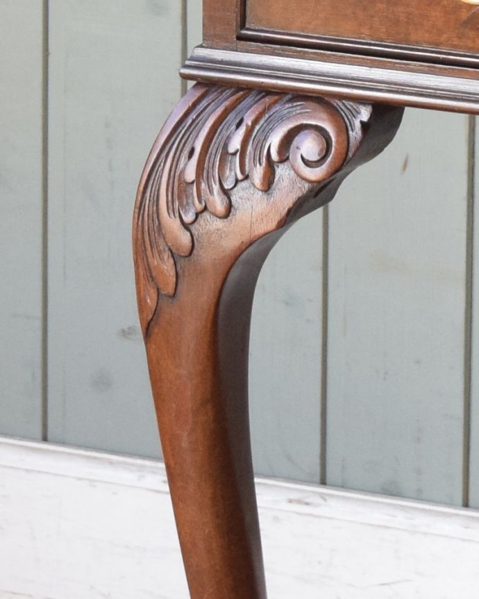 ビューロー　アンティーク家具　英国のアンティーク家具、ウォルナット材の美しいビューロー（デスク）。英国家具らしい重厚感のある彫りが施されています。(q-846-f)