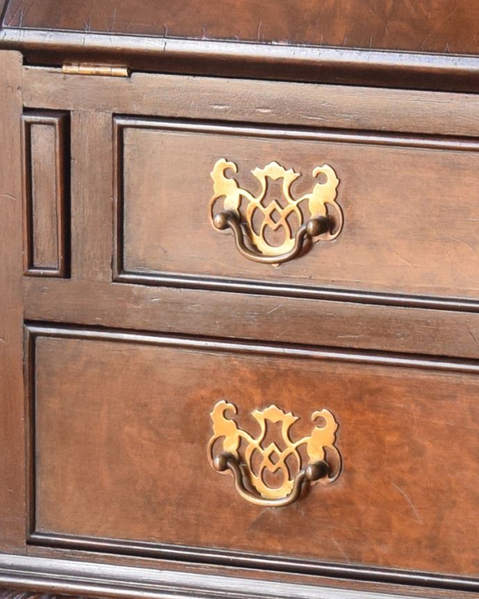 ビューロー　アンティーク家具　英国のアンティーク家具、ウォルナット材の美しいビューロー（デスク）。引き出しの取っ手です。(q-846-f)