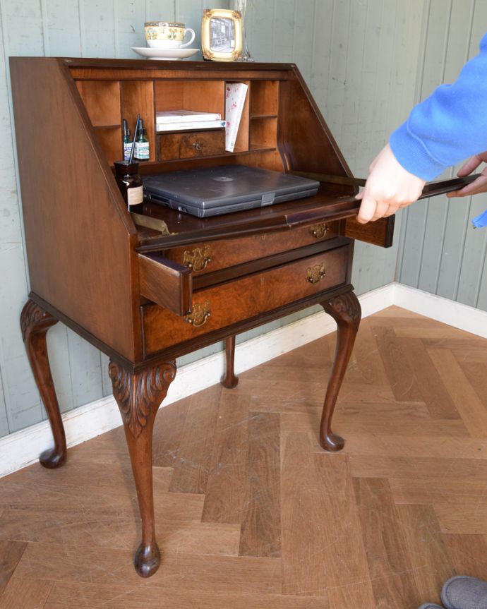 ビューロー　アンティーク家具　英国のアンティーク家具、ウォルナット材の美しいビューロー（デスク）。ビューローは支えでしっかり固定されるので、安心してお使いいただけます。(q-846-f)